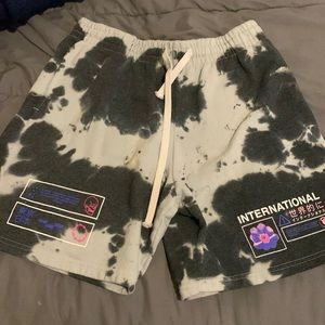 L shorts with small detail